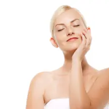 顔に手を当てた女性