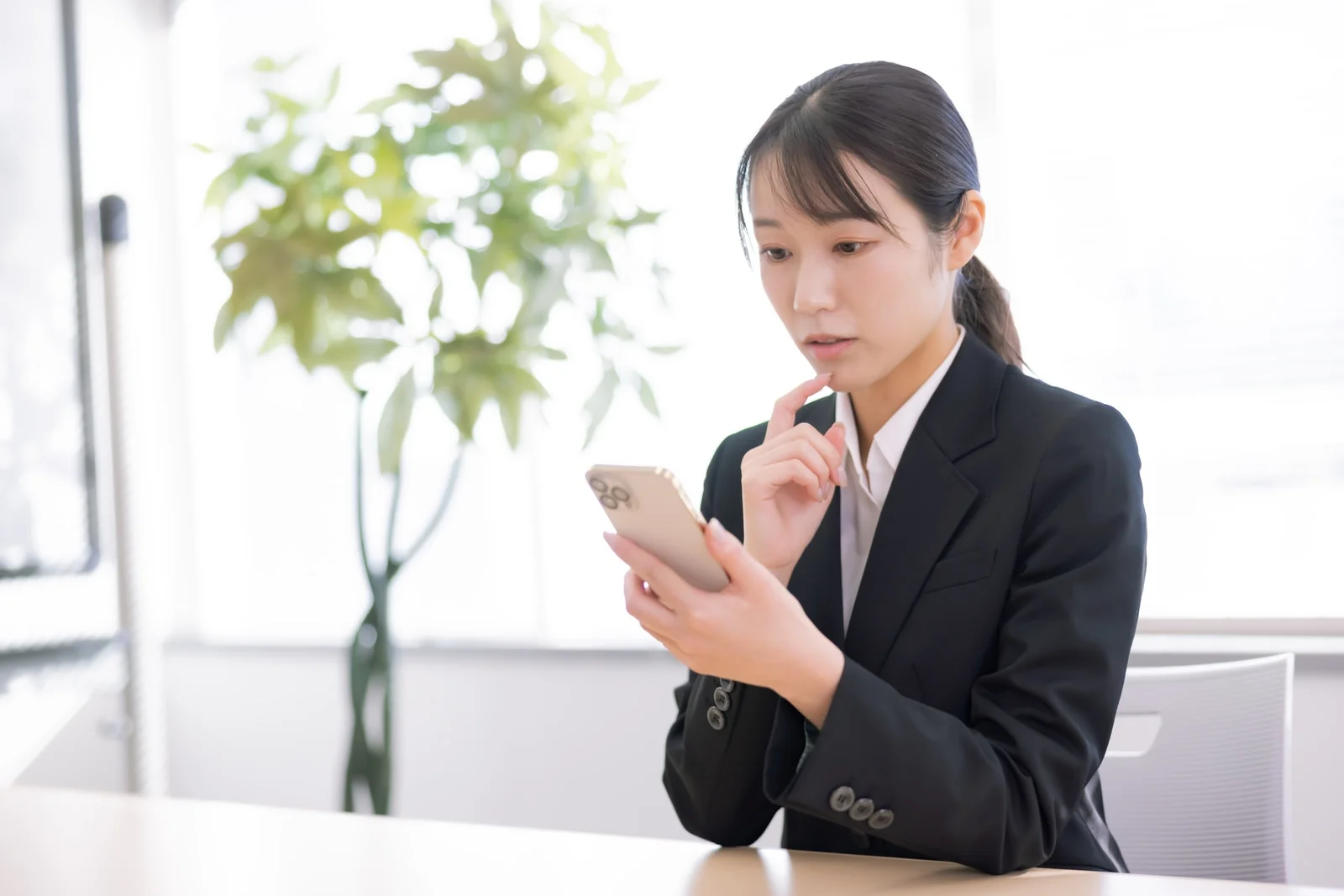 スマホを見る女性 